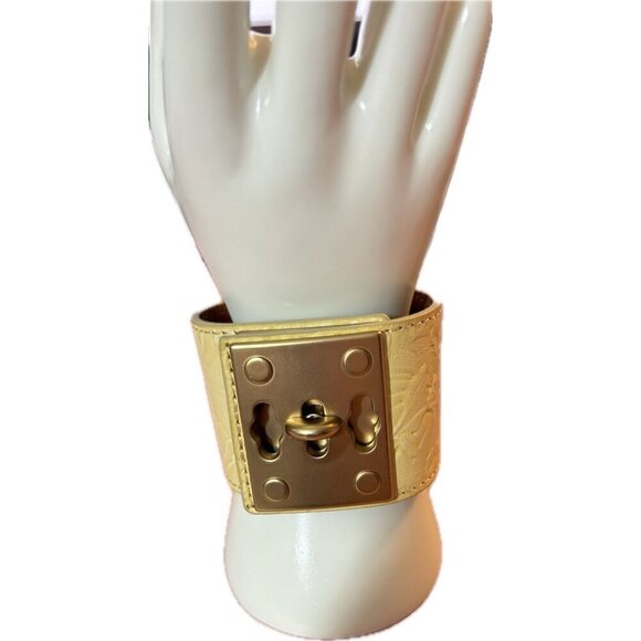 Patricia Nash Beige Sand Tooled Floral Leather Pattern Turn Lock Cuff Bracelet - Picture 2 of 7